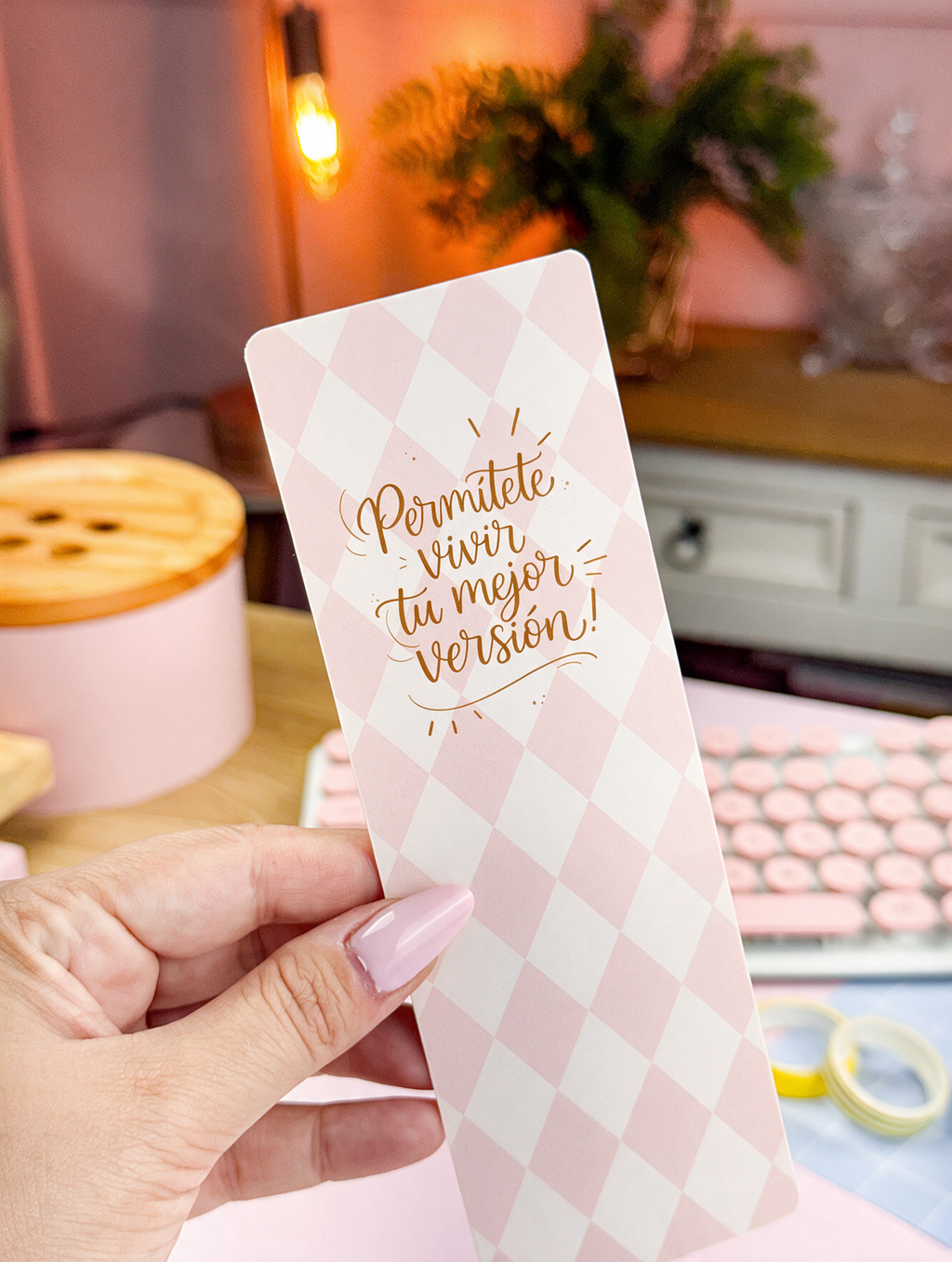 Marcapáginas bonito de rombos rosa pastel con la frase "Permítete vivir tu mejor versión"