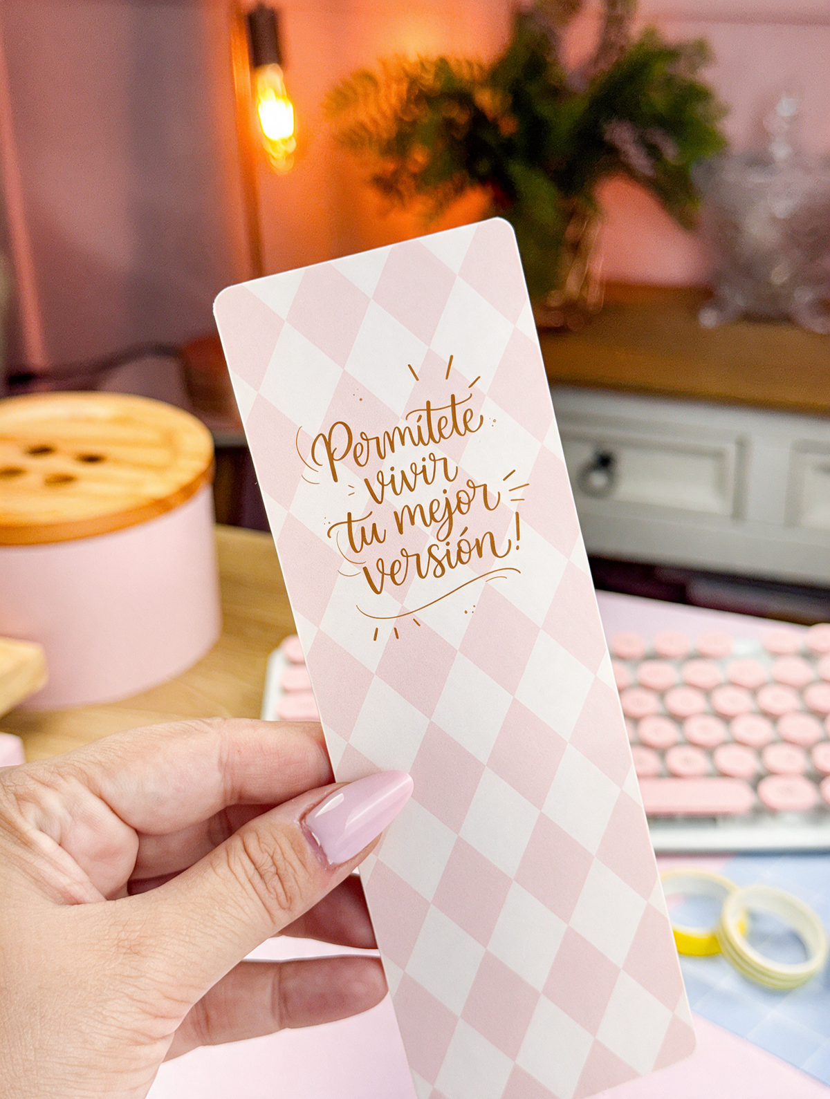 Marcapáginas bonito de rombos rosa pastel con la frase "Permítete vivir tu mejor versión"