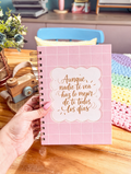 Cuaderno bonito rosa con anillas y la frase “Aunque nadie te vea haz lo mejor de ti todos los días”