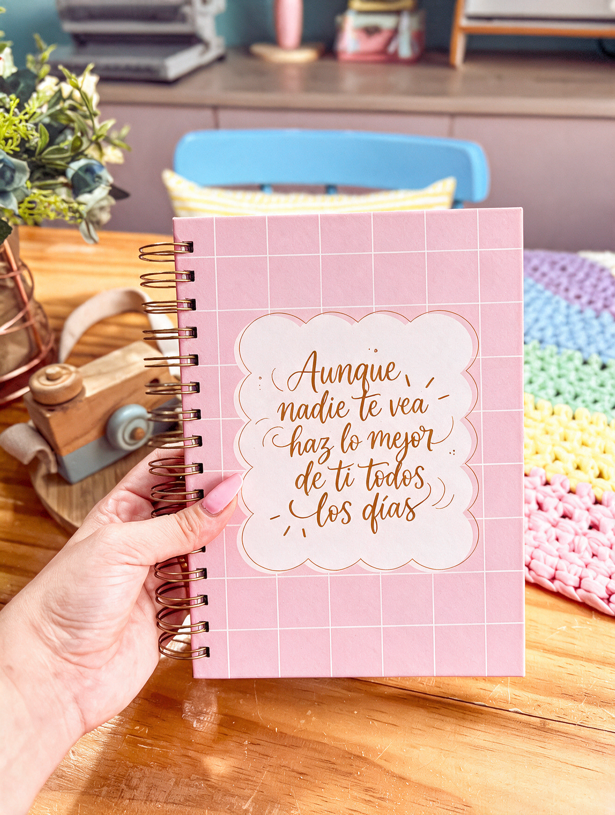 Cuaderno bonito rosa con anillas y la frase “Aunque nadie te vea haz lo mejor de ti todos los días”