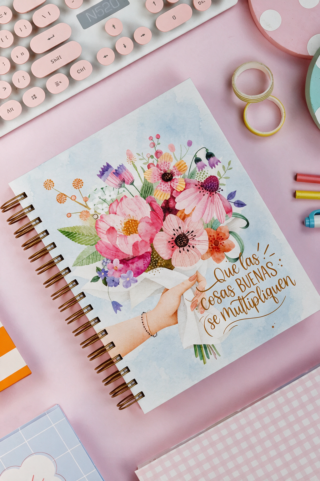 Planificador mensual y semanal con anillas y portada de acuarela con un ramo de flores y la frase "Que las cosas buenas se multipliquen"