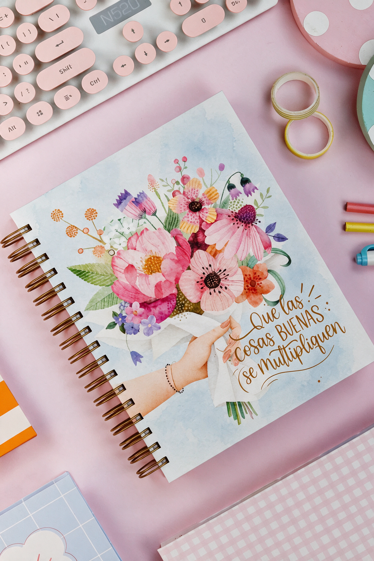 Planificador mensual y semanal con anillas y portada de acuarela con un ramo de flores y la frase "Que las cosas buenas se multipliquen"