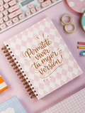 Planificador semanal con anillas y portada de rombos rosa con la frase "Permítete vivir tu mejor versión"